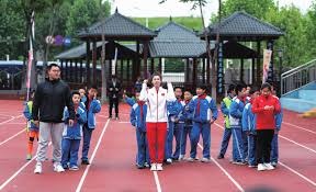 泰州举办“苏超泰州英雄大会”，市民夹道欢迎泰州队将士凯旋